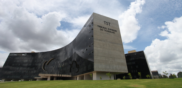 Leia mais sobre o artigo Professor da rede pública pode acumular cargo de agente dos Correios, diz TST